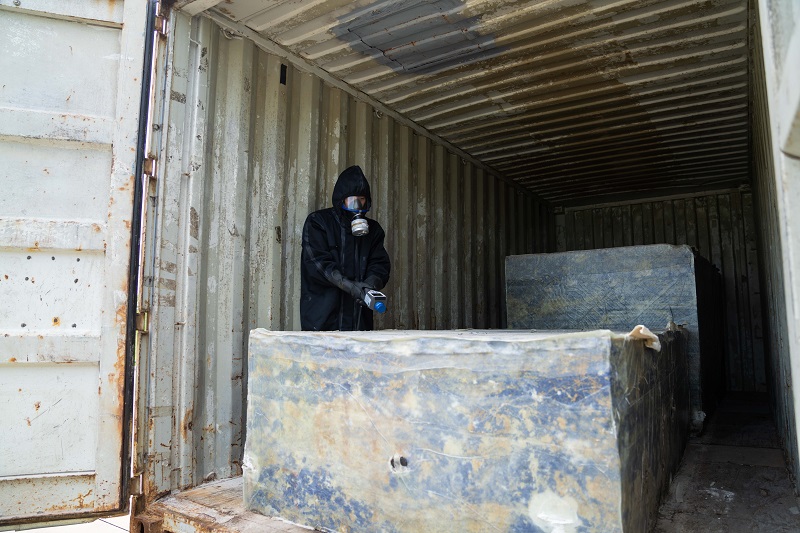 图为：海关关员对花岗岩荒料开展放射性检测+杨阳摄