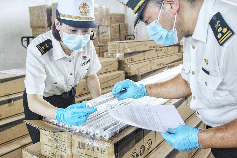 图为：深圳海关所属大鹏海关关员对侵权LED日光灯管进行查验++吴易晓摄2.JPG