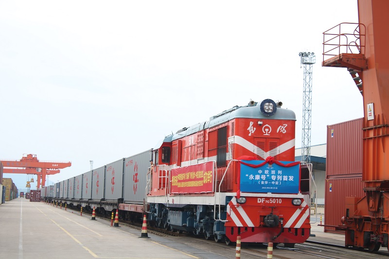 图为：“永康号”经海关快速验放后缓缓驶出金华南站20210825高恒摄