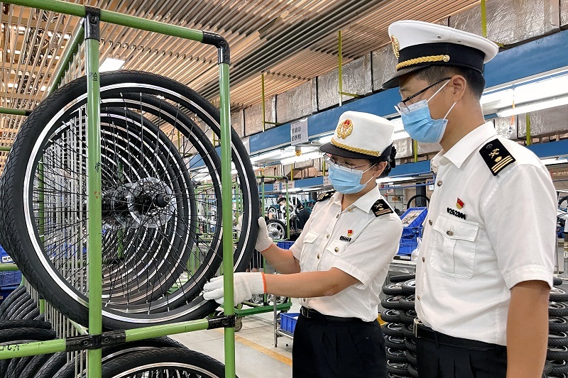 关员在企业自行车生产车间进行调研