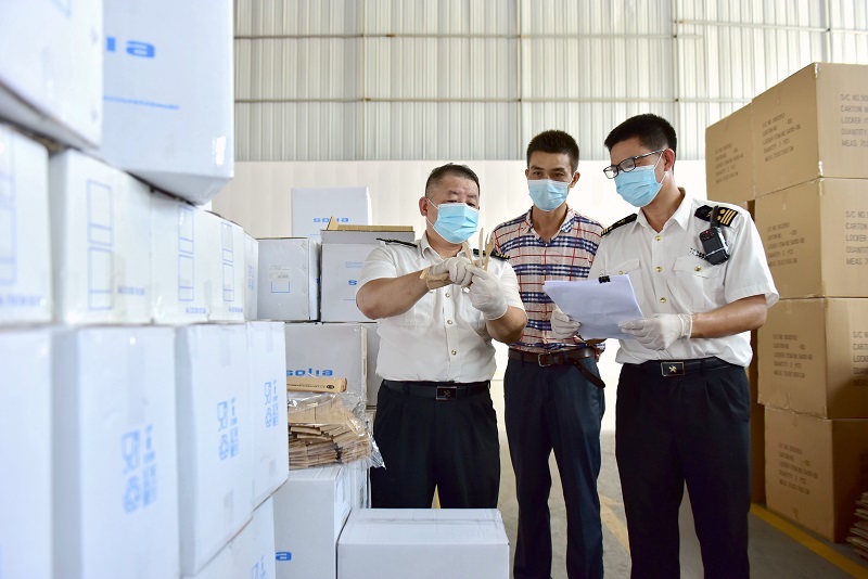 向企业了解产品情况(摄影：梁长璨).JPG