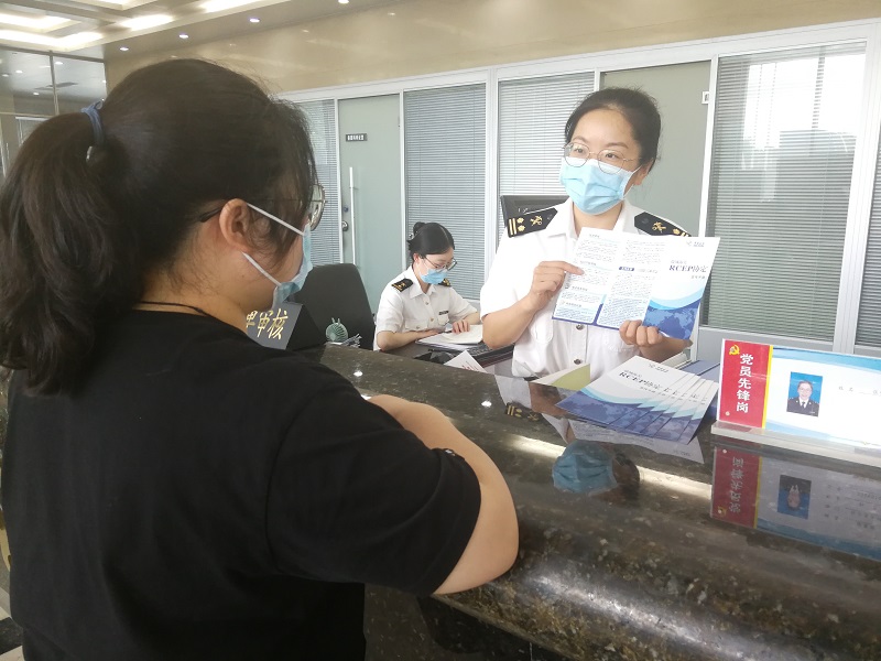 图为盐城海关关员为企业解读RCEP政策+于昀摄影