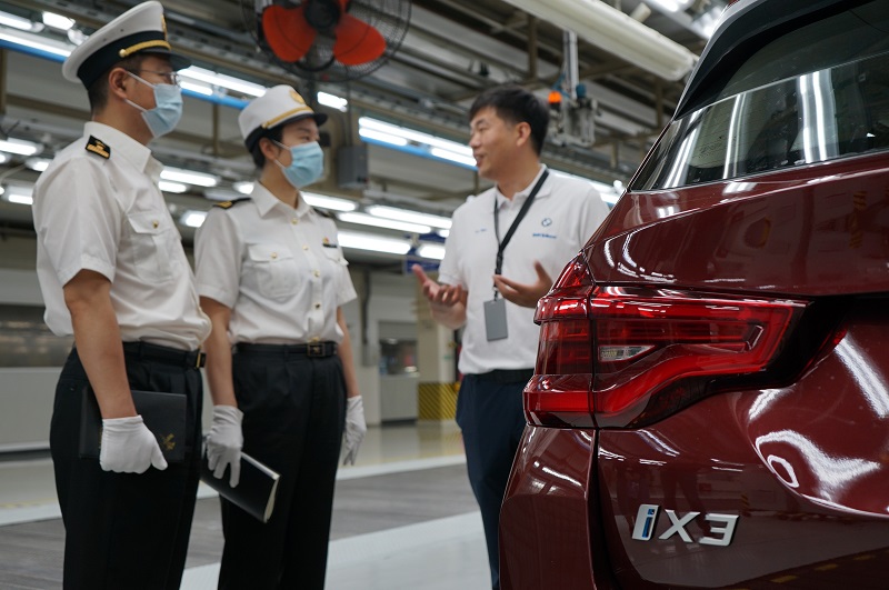 图为：沈阳海关关员在新能源汽车企业了解企业生产情况3+朱军摄.JPG