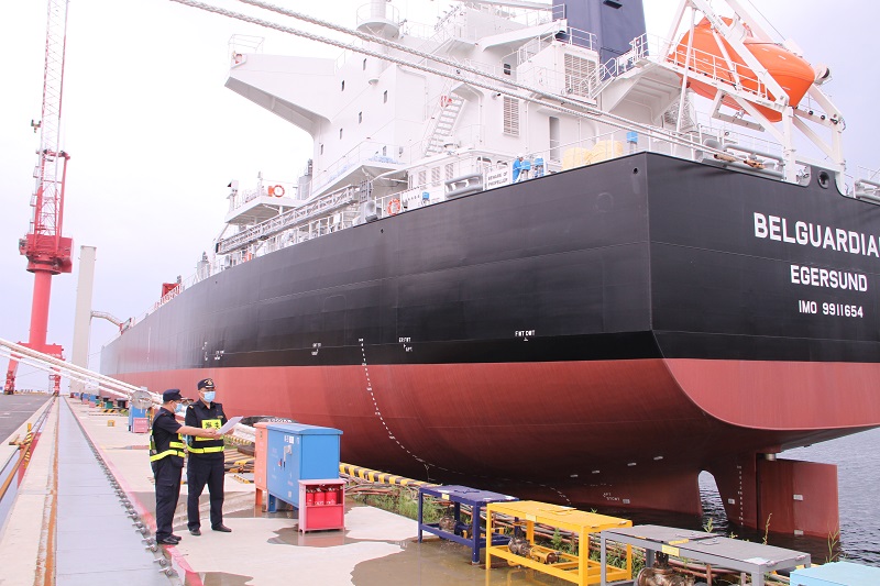 海关关员查验出口船舶20210815_刘昕摄1 海关关员查验出口船舶20210815_刘昕摄1