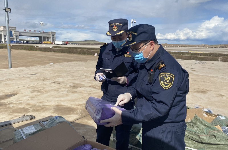 图为:满洲里海关关员在满洲里公路口岸对出口圣诞用品进行监管2++摄影:侯家峰 图为:满洲里海关关员在满洲里公路口岸对出口圣诞用品进行监管2++摄影:侯家峰