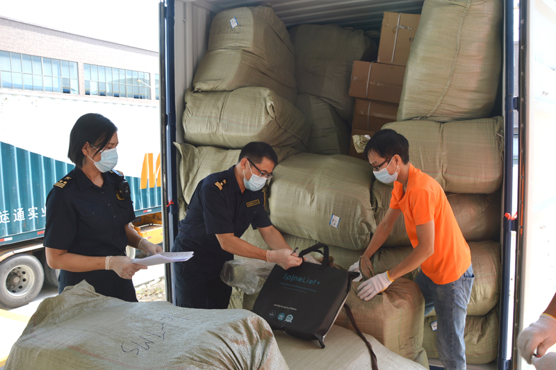 图为:2021年8月17日,外海海关关员对首宗跨境电商9610陆/海路出口转关业务货物进行查验。图片摄影:曾方亮、林颖钦 图为:2021年8月17日,外海海关关员对首宗跨境电商9610陆/海路出口转关业务货物进行查验。图片摄影:曾方亮、林颖钦