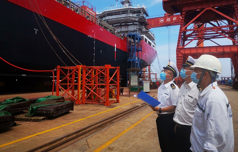 图为:海关关员查看船舶修造情况+王梓旭摄 图为:海关关员查看船舶修造情况+王梓旭摄