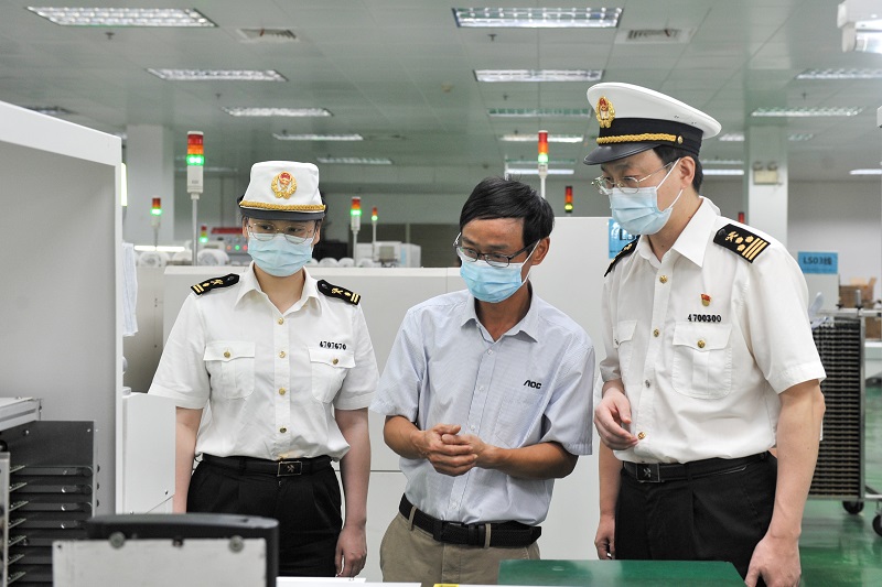 图为:武汉海关关员在关区高级认证企业调研 图为:武汉海关关员在关区高级认证企业调研