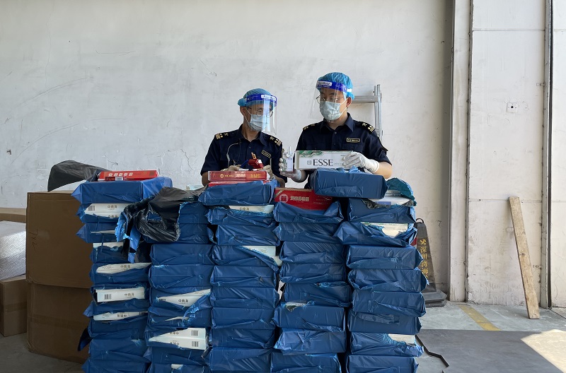 图为:深圳海关所属深圳湾海关关员对出口未申报香烟进行查验++姚晓文摄 图为:深圳海关所属深圳湾海关关员对出口未申报香烟进行查验++姚晓文摄