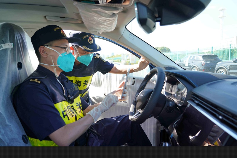 宁波海关关员正在对出口汽车进行监管20210926-张佐摄.JPG