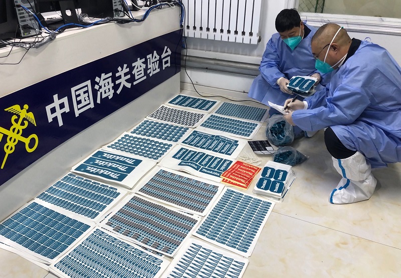 图为：机场海关在邮递渠道查获10383枚侵权商标1+摄影：王颖慧