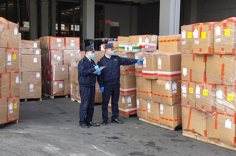 郑州海关关员对跨境电商仓库进行巡查