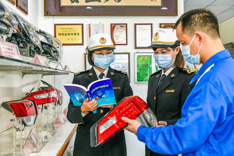 图为：广州海关所属番禺海关关员到企业宣讲RCEP原产地相关优惠政策-董建华摄