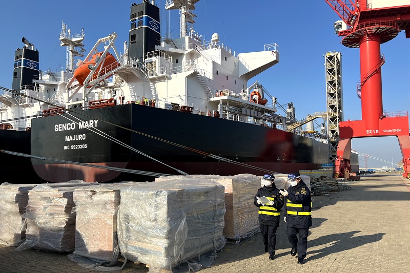 旅顺海关关员监管新造的散货船20220112_丁义朋摄1