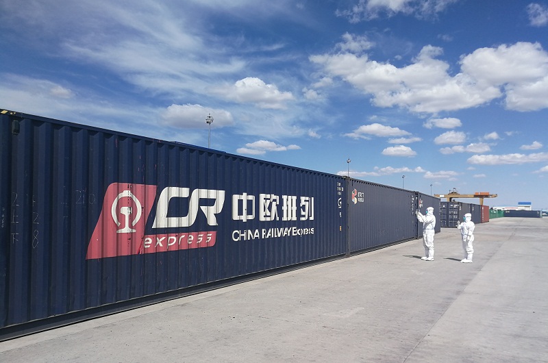 图为：满洲里海关关员对中欧班列集装箱货物开展监管查验（摄影：王首明）