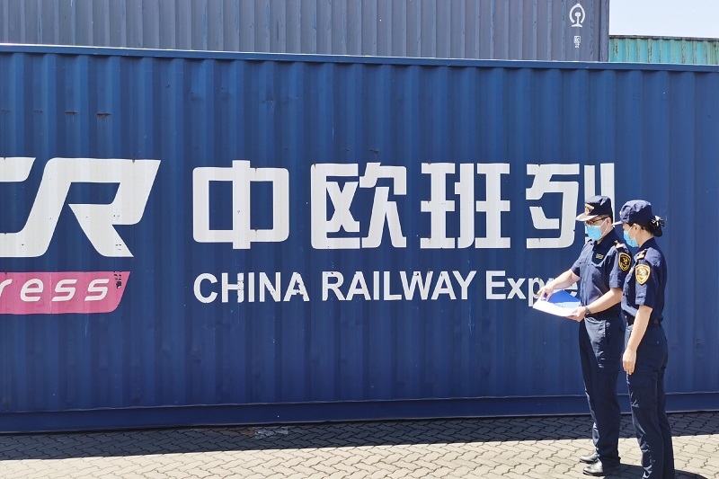 关员对中欧班列进行监管