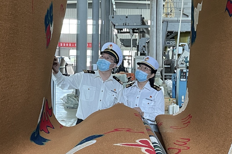 关员在企业进行现场监管