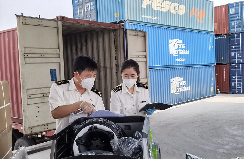 图为鹿泉海关关员查验出境班列货物20220615谢放摄
