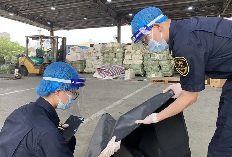 蛇口海关查获侵犯"olympic"商标专用权牛津布17.5万米(图)